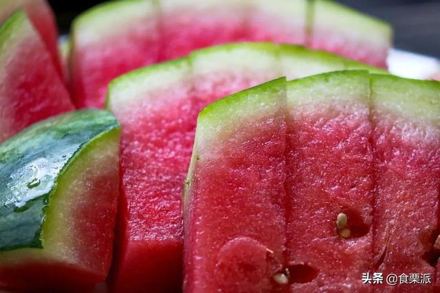 整个西瓜能放多长时间，整个西瓜保存期多长时间（切开的西瓜，最多能放几天）