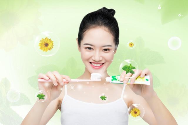 衣服上的油渍怎么去除小窍门，蚕丝衣服上的油渍怎么去除小窍门（衣服上有油污怎么办）