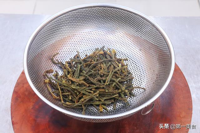 扣碗排骨的做法，排骨扣碗的家常做法（这才是扣肉的地道做法）