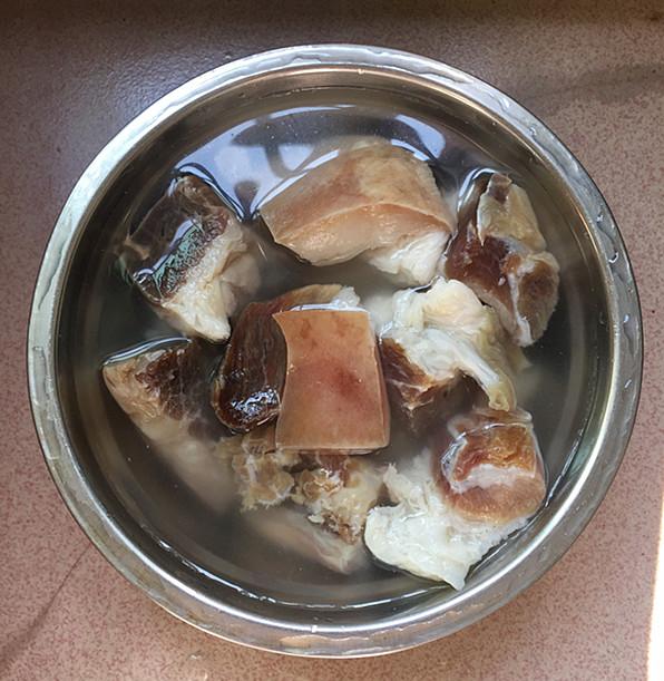 腊猪蹄炖什么好吃，腊猪蹄和什么一起炖好吃（萝卜炖腊猪蹄肉）