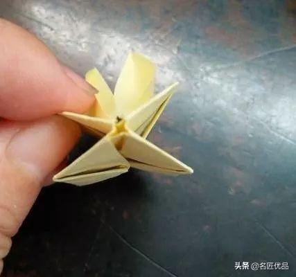 吹气兔子的折法，如何用一张纸折兔子（儿童手工：折纸教程）