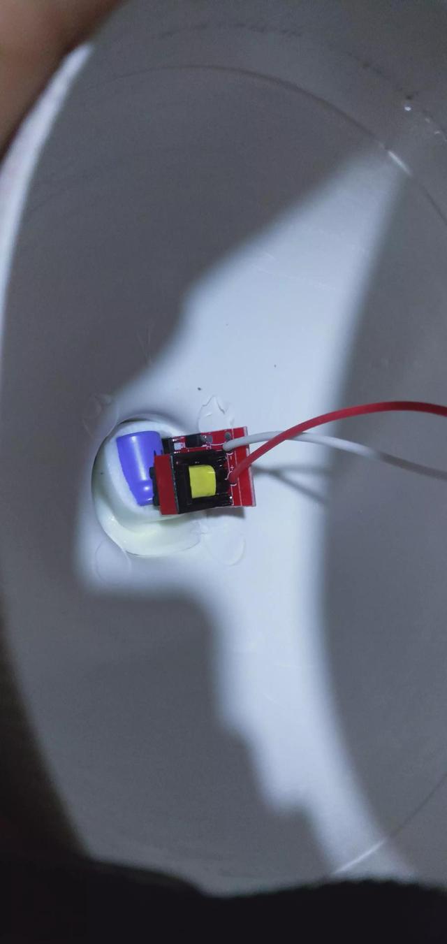 led灯珠一个多少伏（45瓦LED灯的内部构造）