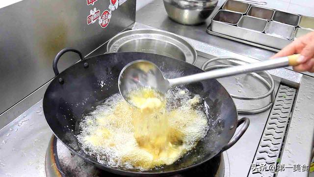 辣子鸡丁的家常做法，辣子鸡最正宗的做法不辣不柴（厨师长教你做家常辣子鸡丁）