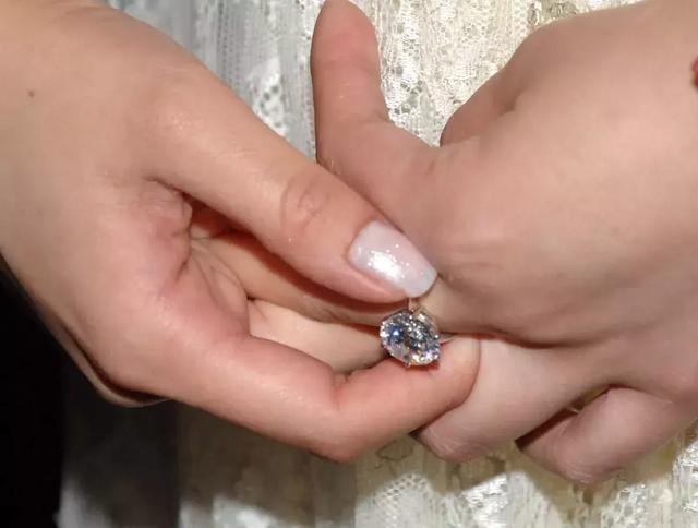 范冰冰的钻戒是多少克拉的,郭碧婷5克拉钻戒是碎钻 范冰冰的钻戒是多少克拉的,郭碧婷5克拉钻戒是碎钻