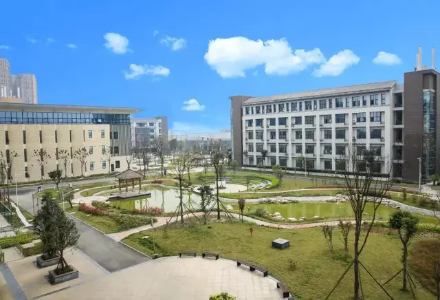 长沙民政职业技术学院学费，长沙民政职业技术学院最好的专业是哪些（职校宿舍空调、游泳馆一应俱全）