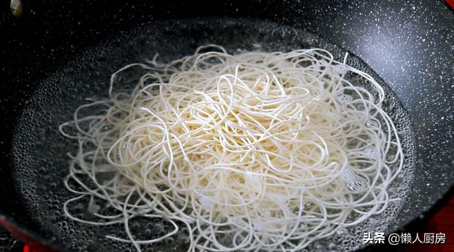 正宗的鱼汤面怎么做，鱼汤面怎么做（教你做一碗热气腾腾的鱼汤面）