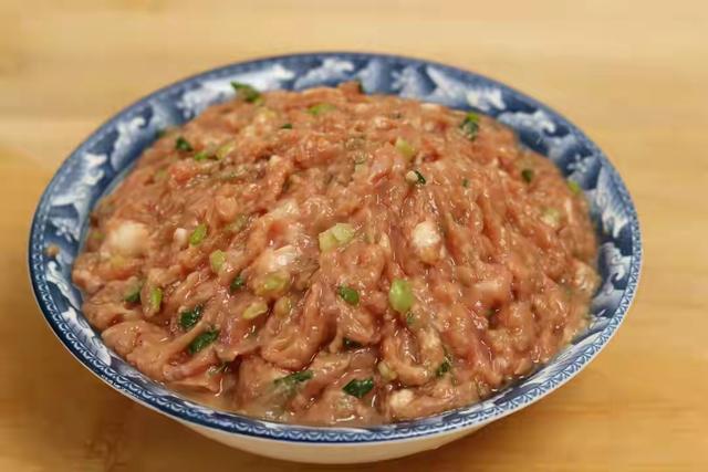 蒸包子是开水蒸还是冷水蒸，蒸包子用冷水还是热水（“开水蒸”和“冷水上锅蒸”区别挺大）