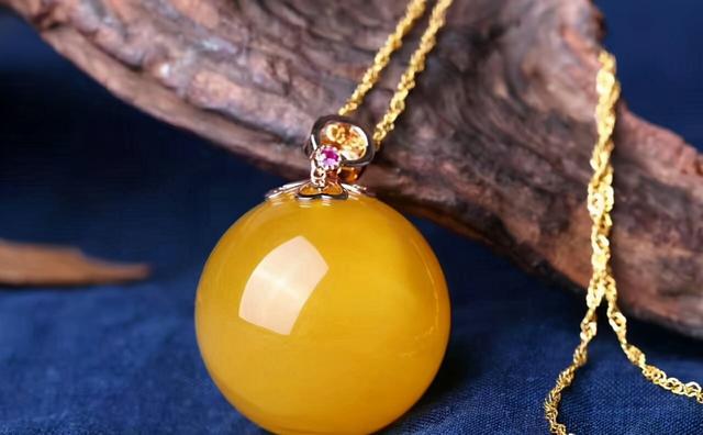 蜜蜡怎么鉴别，鸡油蜜蜡怎么鉴别（鉴别蜜蜡真假的10种方法）