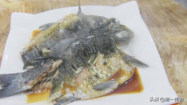 鲫鱼的做法，鲫鱼的做法鲫鱼汤的做法（搭配蒜蓉这样做）