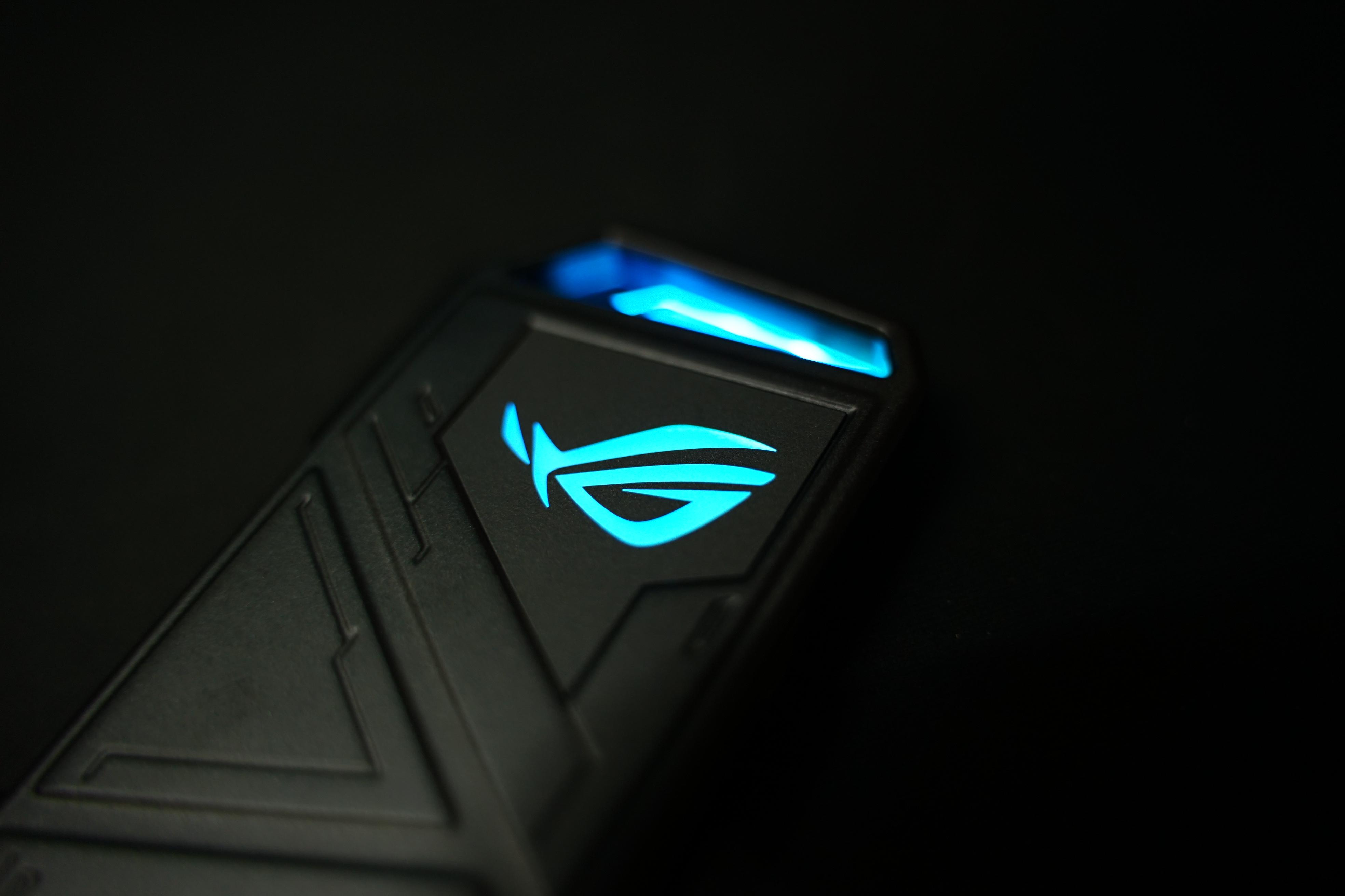 通过type c转a口数据线插到笔记本上,败家之眼rgb灯安装ssd准备把