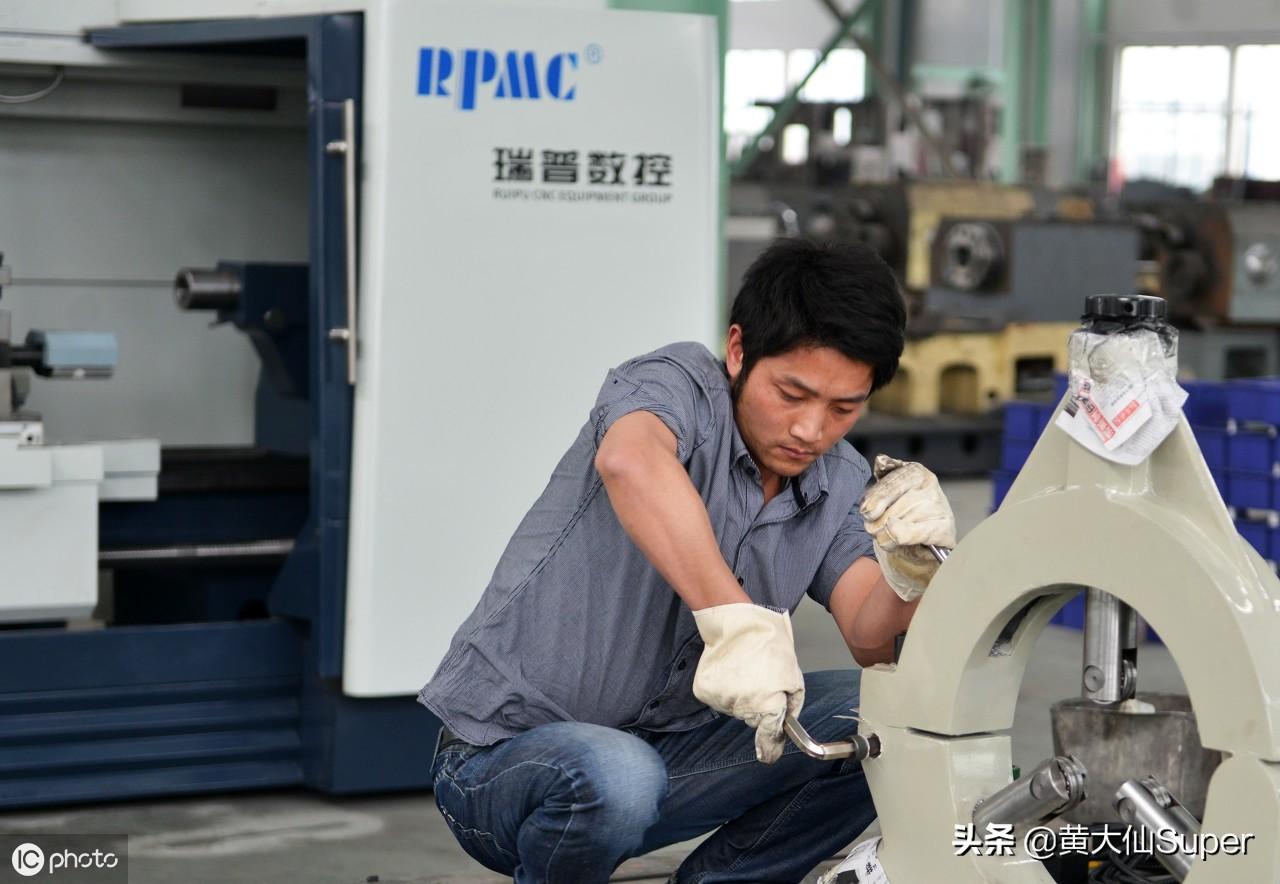 开个家电维修店卖什么 李刚是个实在人，经营着一家小型的家电维修店