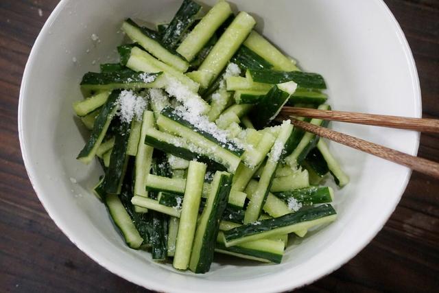 黄瓜咸菜的腌制方法，黄瓜咸菜的腌制方法视频（奶奶用了30年的腌黄瓜配方）