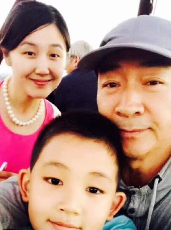 寇振海与妻子李婷，肤白貌美不输女星