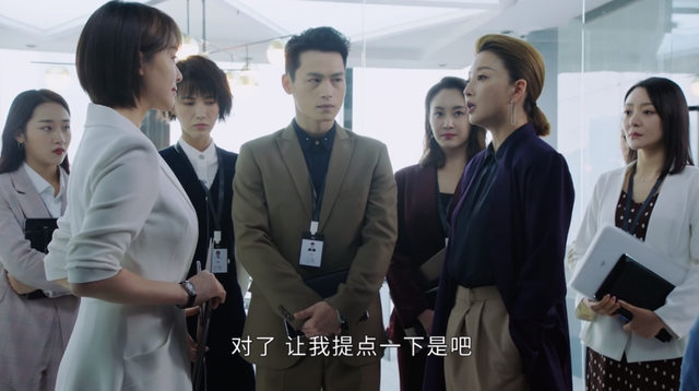《正青春》首播，吴谨言悬浮让人出戏，殷桃像得罪了造型师