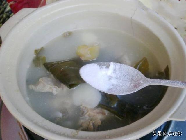 海带土豆炖排骨怎么做，海带土豆炖排骨怎么做好吃窍门（土豆海带排骨汤<可防人体缺钙）