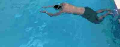 新手怎么学游泳图解，如何快速学会游泳图解（初学者如何正确学游泳）