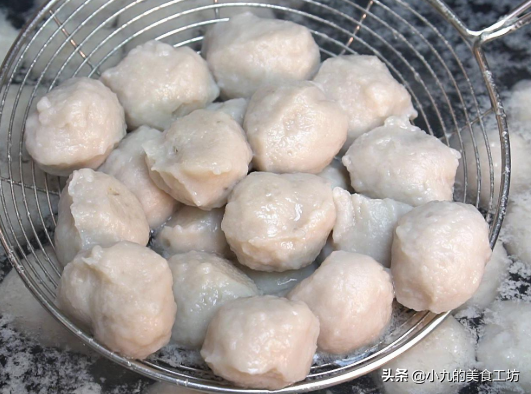 买来的鱼丸怎么做好吃，做鱼丸好吃的窍门（5块钱在家做一锅）