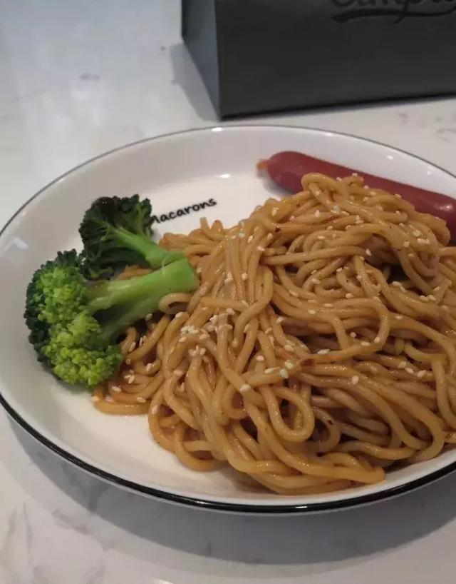鱼蛋面里面的鱼蛋是什么，鱼蛋是什么样子的（鱼蛋和车仔面简直就是标配）