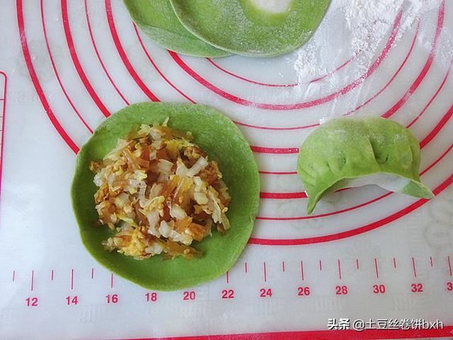 酸菜蒸饺的做法，酸菜蒸饺的做法步骤（这么做馅鲜皮筋道）