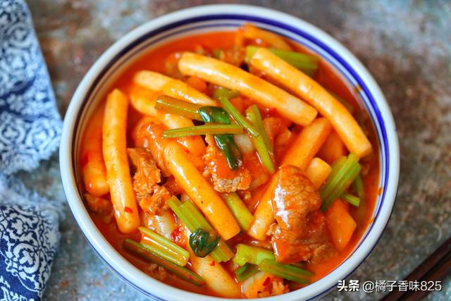 辣白菜炒年糕的家常做法，辣白菜与年糕天生一对