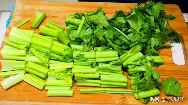 芹菜馅饺子芹菜用焯水吗，芹菜包饺子要不要焯水（我家最爱这样调馅）