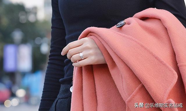 食指戴戒指是什么意思，中指戴戒指是什么意思（不同手指戴戒指的含义）
