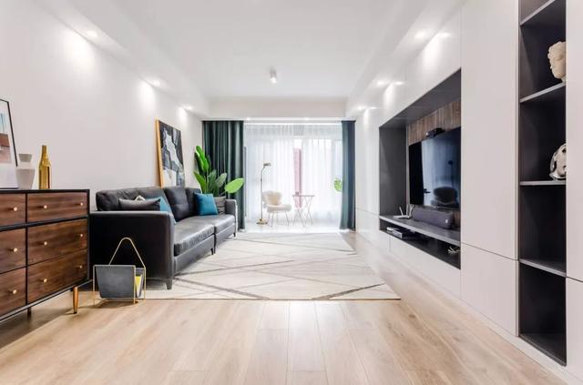 客厅阳台打通一体装修效果图，大厅阳台打通装修设计效果图（如何利用好阳台空间）