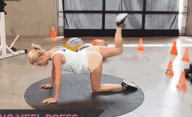 1个下蹲动作 提臀又瘦腿 即学即会，1个下蹲动作（把臀练翘腿练细）