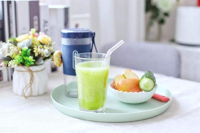 正常一日三餐摄入多少热量，正常一日三餐摄入多少热量可以减肥（减脂餐计划：一日三餐这么吃）