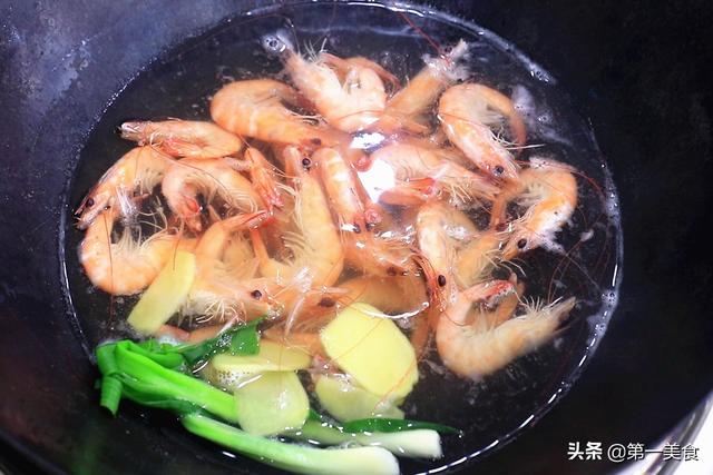 白灼虾要去虾线吗，白灼虾的正确做法怎么去除虾线（虾肉鲜嫩弹滑还不腥）