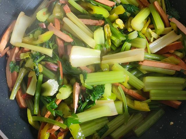 西芹培根炒豆干怎么做，西芹培根炒豆干怎么做好吃（西芹炒豆干家常做法）
