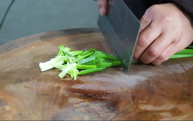 泡椒猪肝怎么炒，爆炒猪肝怎么做又嫩又好吃（潘哥教你做泡椒炒猪肝）