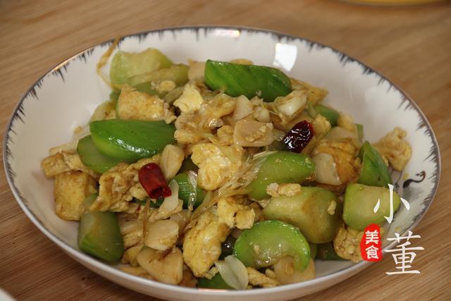 丝瓜怎么炒最好吃，炒丝瓜最正确的做法（保证丝瓜鲜嫩入味不出水）