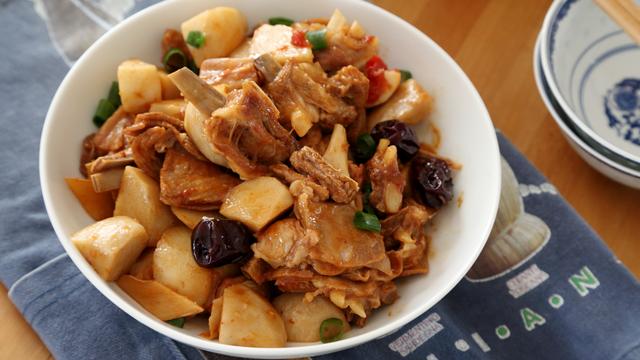 羊骨头炖多长时间，羊骨汤煮多长时间好（学会了年夜饭露一手）