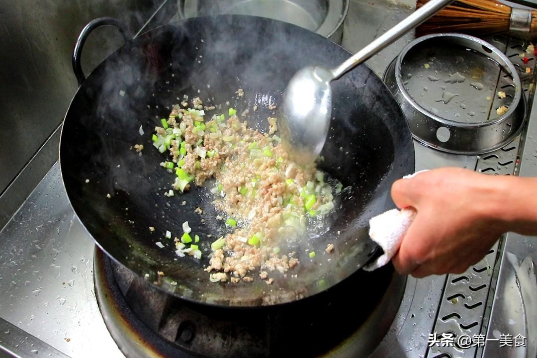炸酱面用什么酱，炸酱面用什么酱炒（做炸酱面到底用黄豆酱还是甜面酱）