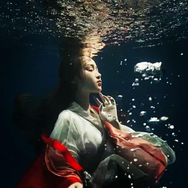 小清新：曲终人散皆是梦，繁华落尽一场空。，曲终人散梦一场微信（[诗意网名古风头像]叶落聚中人散）