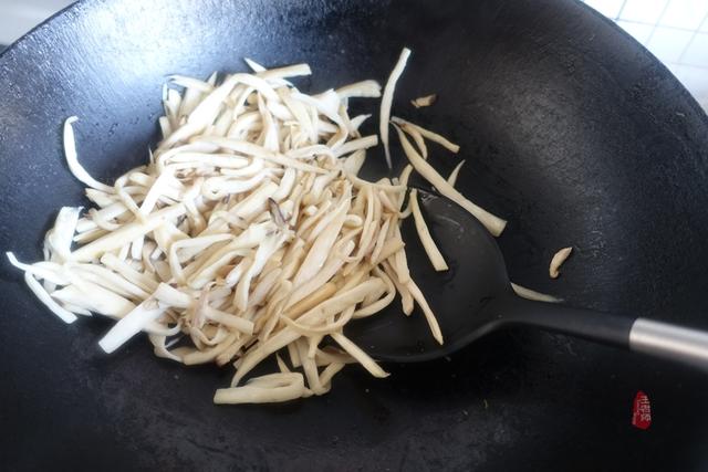 素炒刷把菌的家常做法，炒扫把菌的做法（素炒杏鲍菇虽然是素菜）
