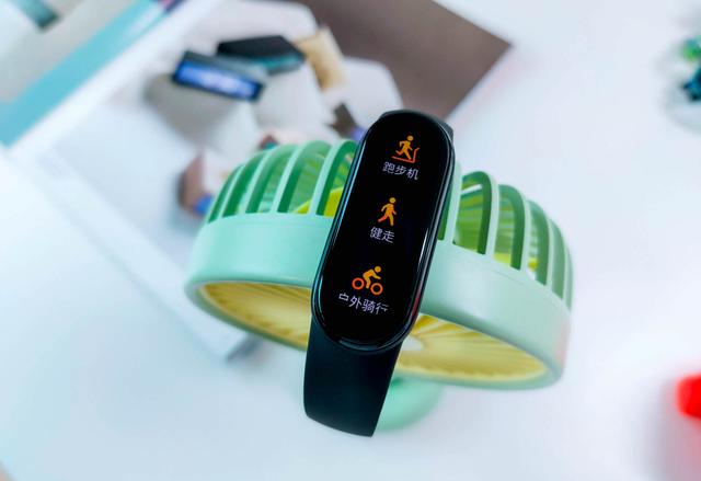 小米手环充电需要大力扣吗，小米手环使用前要不要充满电（干掉按键+血氧检测+心率监测）