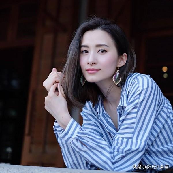 TVB最美女配520官宣产子，甜晒一家三口合影，豪门老公亲自剪脐带