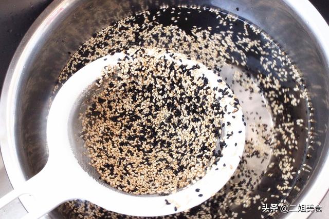 黑芝麻怎么炒熟，黑芝麻怎样算炒熟了（把黑芝麻和白芝麻下锅炒一炒）