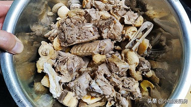 老鸭汤家常做法，茯苓老鸭汤的家常做法（炖出美味好喝的老鸭汤）