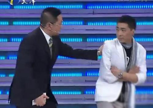 张绍刚，因主持《今日说法》大放异彩，而今他一家三口甜蜜照曝光
