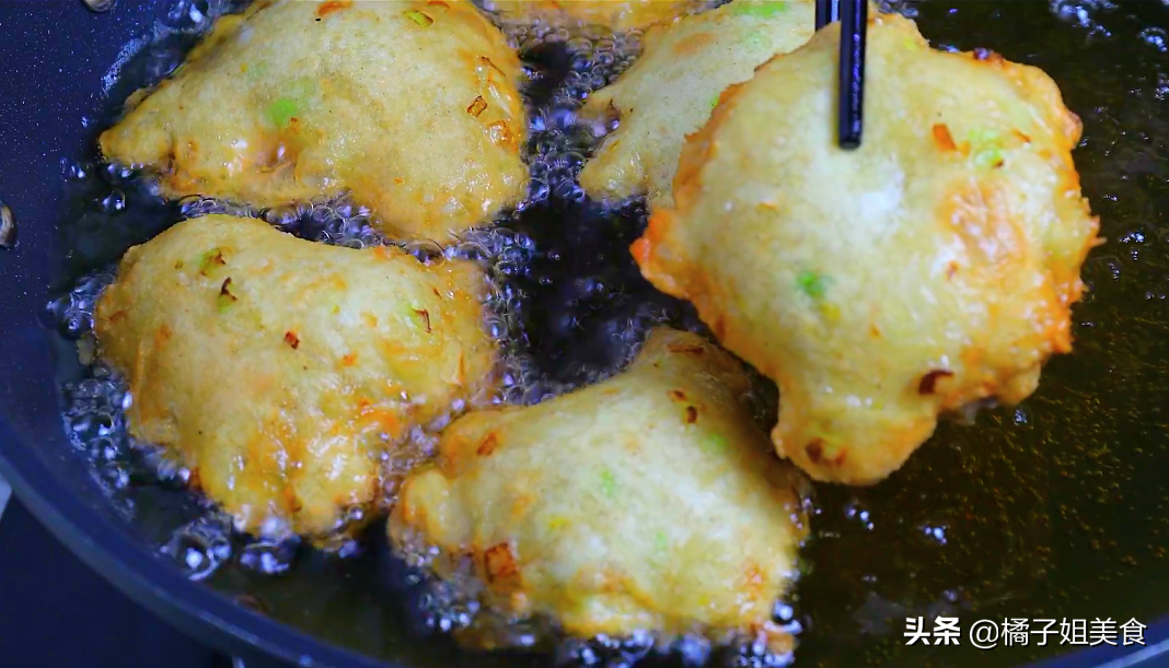 【油巴子】做法步驟圖 外皮酥脆 內(nèi)里柔軟 無需揉面搟面 懶人早-起舞食譜網(wǎng)