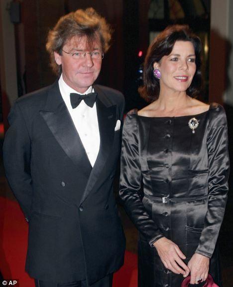 老王今年47岁，膝下一儿一女，儿子已经成婚，目前老王同老伴及未婚的女儿居住在一起。老王的家庭目前属于，　　类型。A核心家庭B联合家庭C主干（却打人、随地尿尿还勾搭老婆闺蜜）