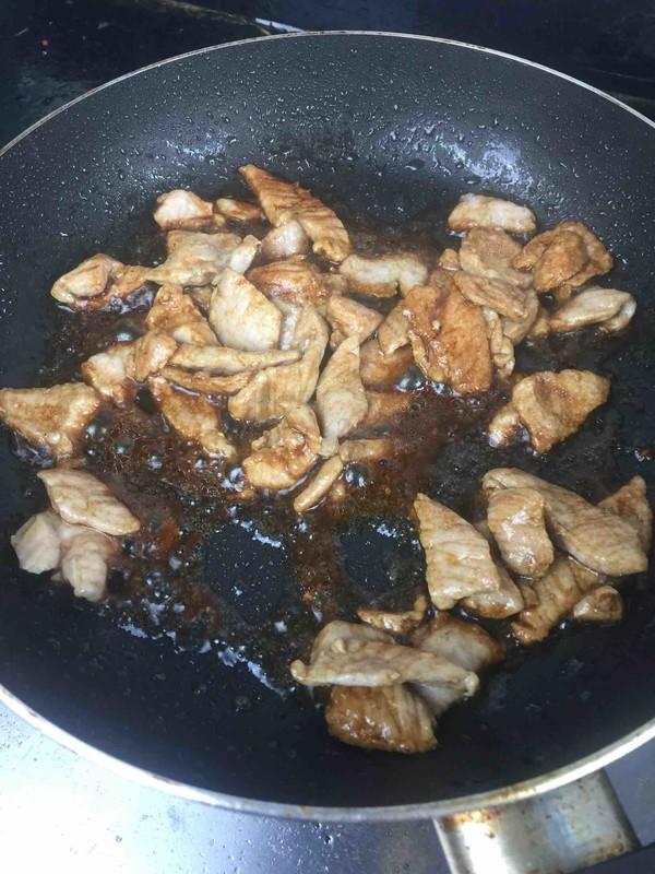 菠萝炒肉怎么做，菠萝炒虾仁的做法（炒肉好吃的“法宝”）