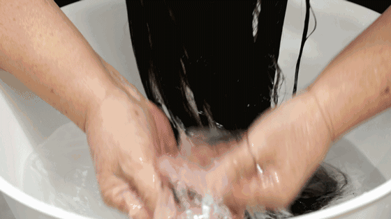 晚上披着头发睡好吗，晚上睡觉头发扎还是披（不要披着头发睡觉了）