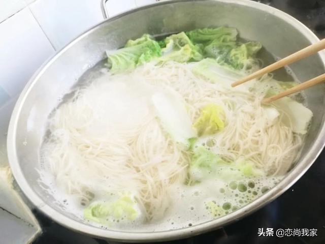 牛肉抄手馅加什么配菜比较好，牛肉馅用什么配菜好（早餐吃一碗热腾腾的牛肉馄饨或泡椒牛肉丝面）