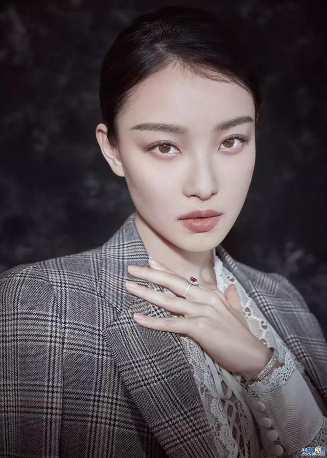 ckj眼镜架属于什么档次，ckj眼镜是什么价位（肖战在眼睛上动了什么手脚）