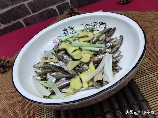 酸辣鱼汤的做法，酸辣鱼汤的家常做法（酸辣爽口的秘密全在这碗小鱼汤里）