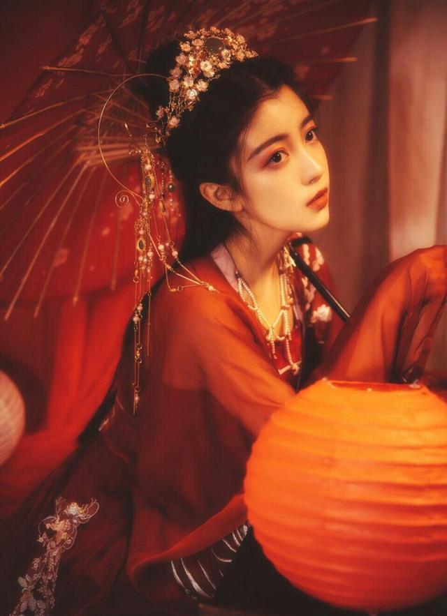 男主角是红衣妖孽的古言小说，男主妖孽妩媚的古言小说（《天医凤九》一袭红衣走天下）